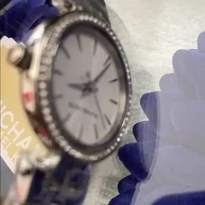 Tell time in a silver link Michael Kors watch? How to set the time on a watch | Michael Kors ⌚? - YouTube main image 4